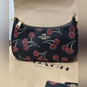 🌸🍒🍒 NWT Coach Teri Shoulder Bag With Cherry Print CCZ16